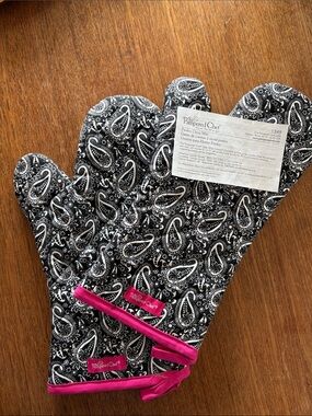 The Pampered Chef • Paisley Oven Mitt - Set of 2